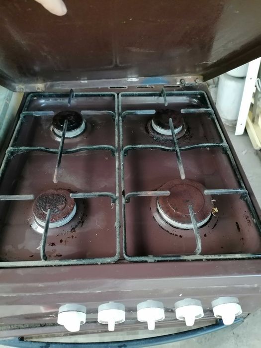 Продам газовую плиту .