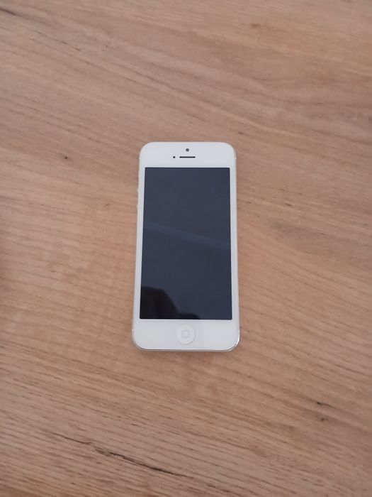 IPhone 5 белый с зарядкой