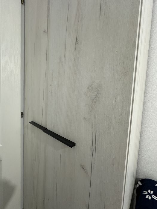 Dulap cu 2 usi, o polita si bara pentru umerase,aproape nou