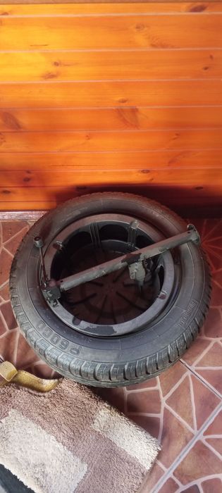 Запасное колесо на железном диски на мерседес