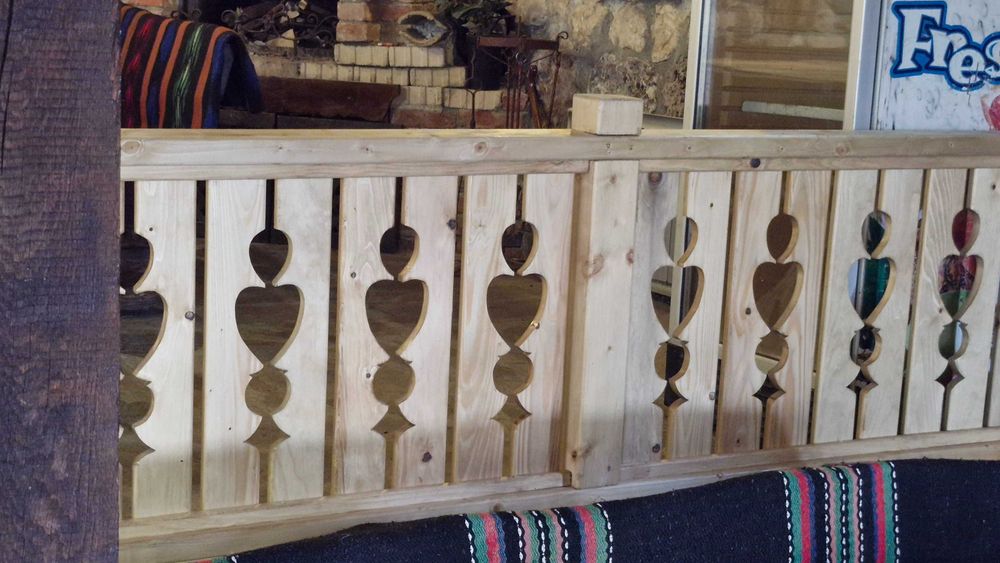 Изработвам дървени парапети, огради, порти, облицовки, декорация