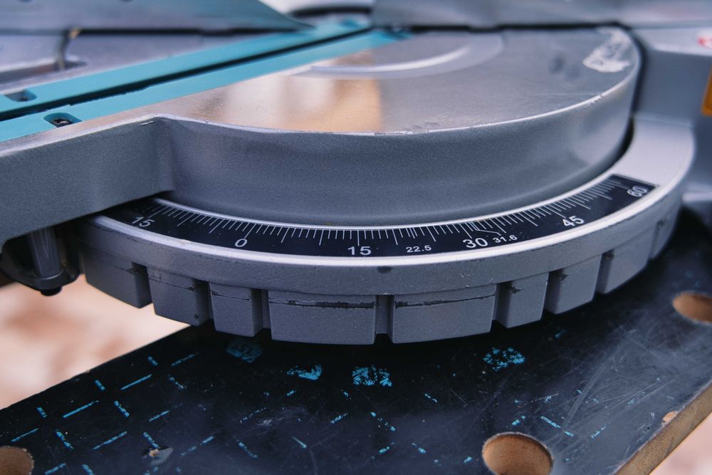 Циркуляр герунг Makita LS0815FL 216мм / 1400W — професионален