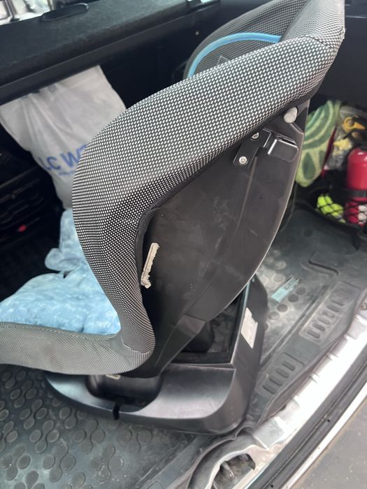Подарявам детско столче за кола