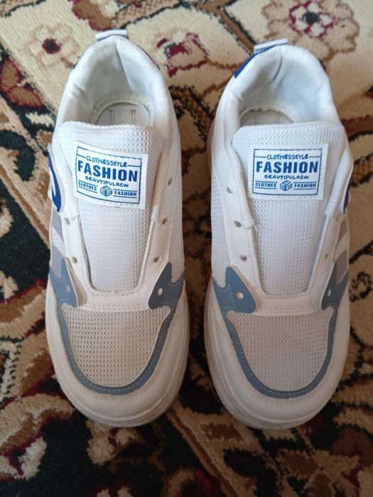 Женские кроссовки