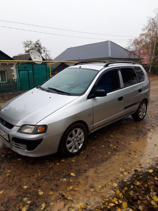 автомашина митсубиси спейс стар