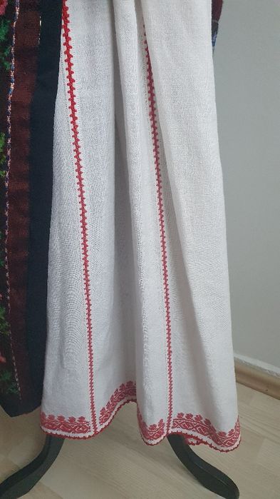 REDUCERE LUNA MAI  35%! Costum popular/ie/camasa cu poale, sorturi/catrinte