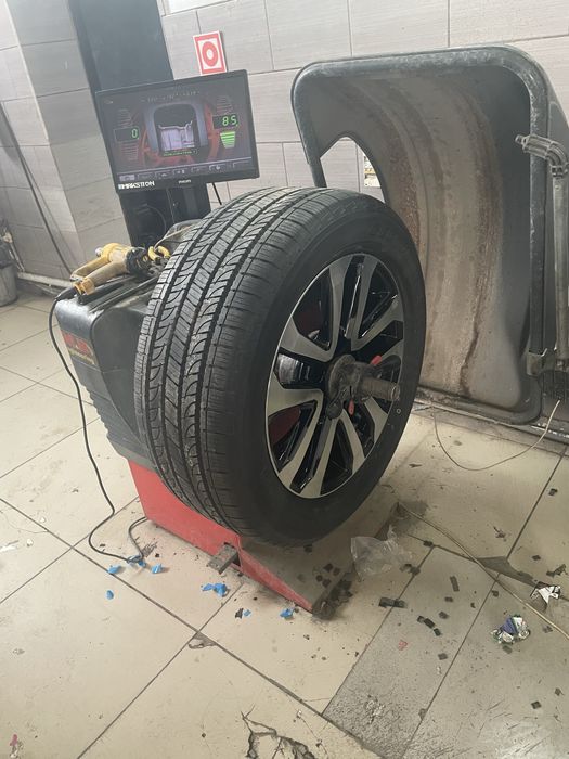 Продоется шина с дисками R-20.