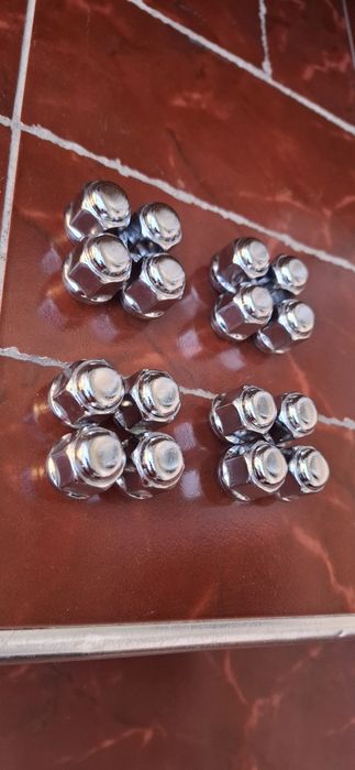 Продам хромированные гайки для дисков от жентры 16 штук сост идеал