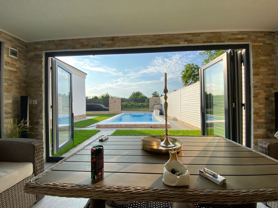 Casa cu piscina in Zavoi