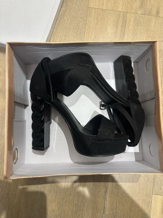 Елегантни сандали на ток