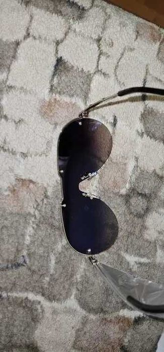 ochelari de soare  dintr o bucata scrie pe ei louis vuitton