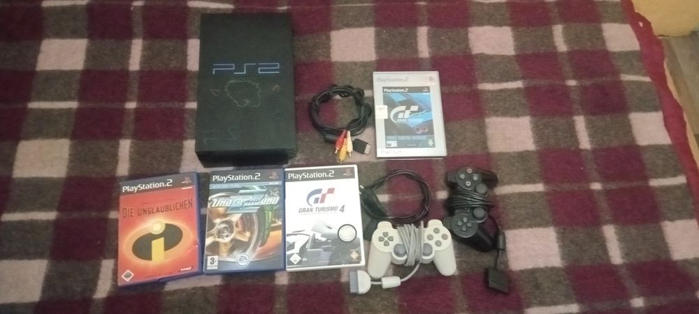 PlayStation 2 ,e în stare bună cu 4 jocuri puțin e scris de sora mea