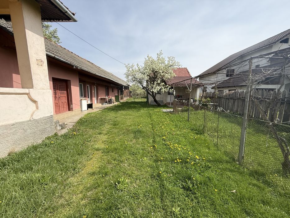 Casă de vânzare în Frâncești, județul Gorj – 3.409 mp teren