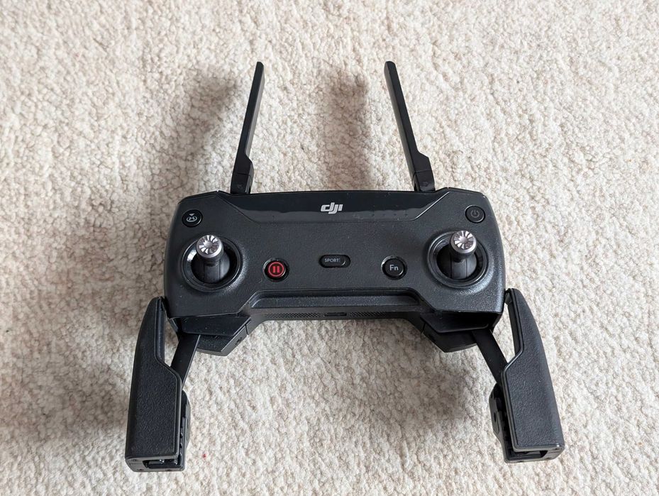 Telecomanda Parrot Skycontroller 3 si DJi Spark