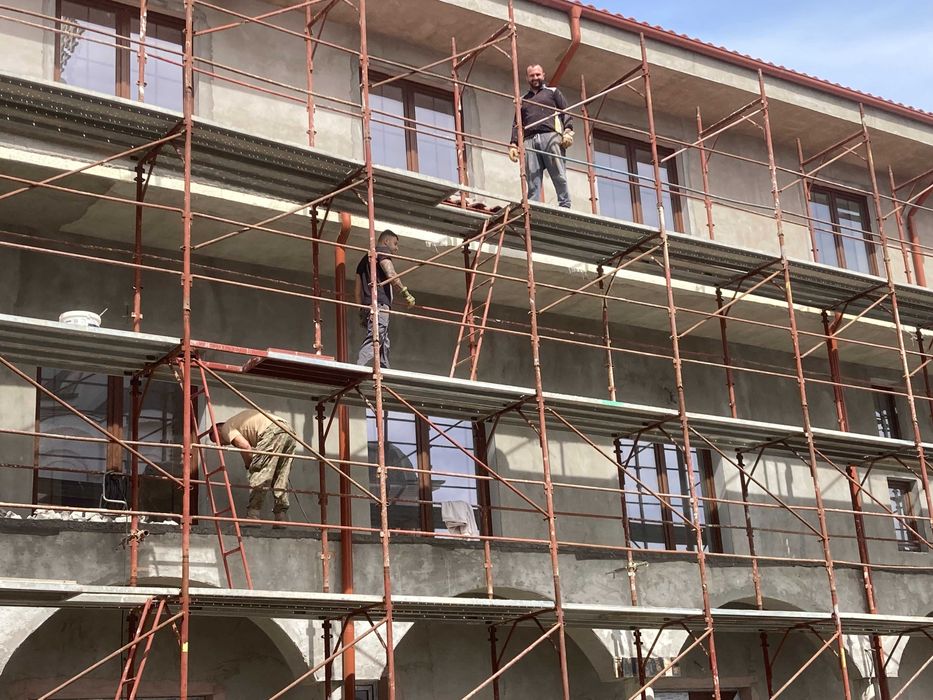 Schelă metalică de închiriat cu montaj autorizat la cerere