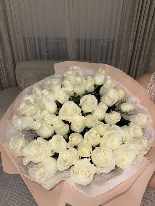 белые, обьемные розы