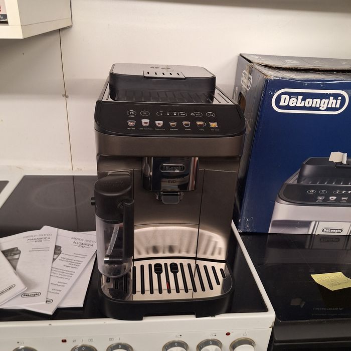Кафе машина Delonghi Magnifica Evo  + подарък машина за чай Delonghi