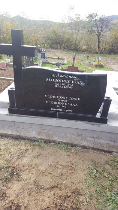 Monumente funerare