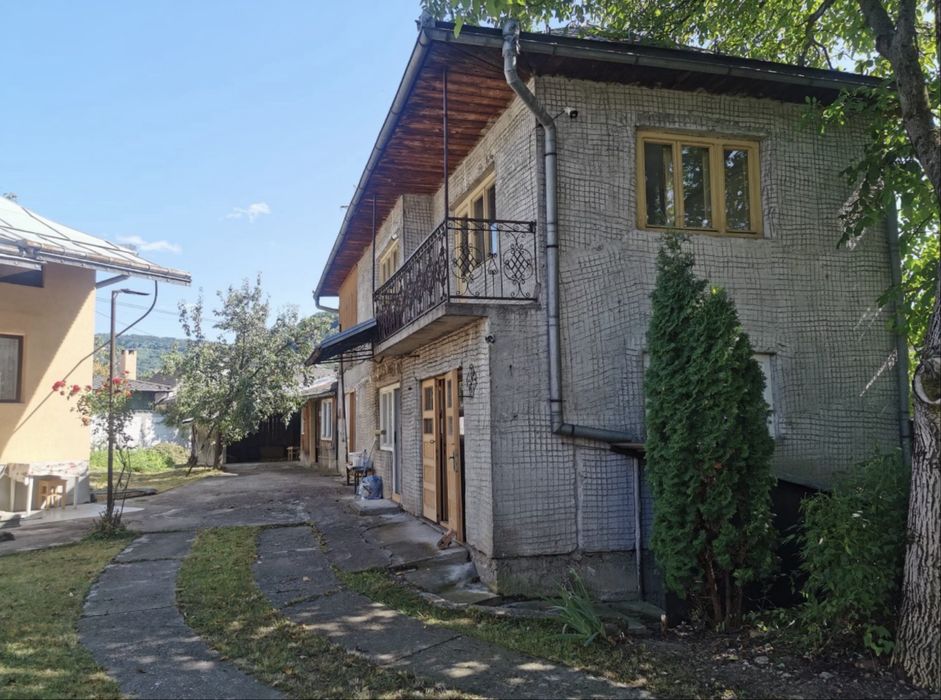 2 case de vanzare in aceeasi curte (se vand impreuna)