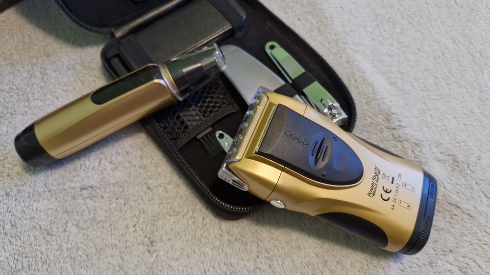 Vind set ingrijire Masina Electrica de Barbierit si nas cu 2 baterii