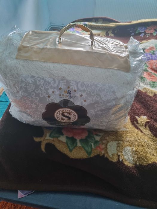 Cuverturi pat  maro si albe