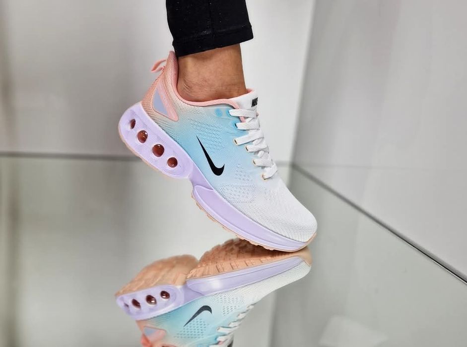 Дамски маратонки Nike различни
