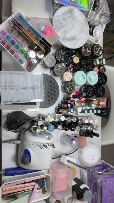 Masă manichiură, produse unghii, comodă, doua fotolii plus o floare decorativă