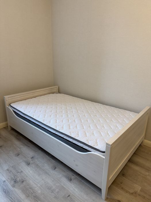 Деревянная односпальная кровать 90×200 с ортопедическим матрасом