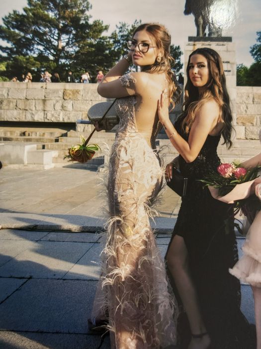 Продавам елегантна бална рокля