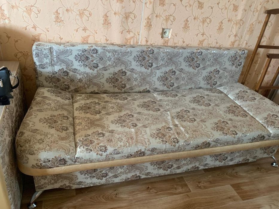 Продам угловой диван и диван поменьше диван