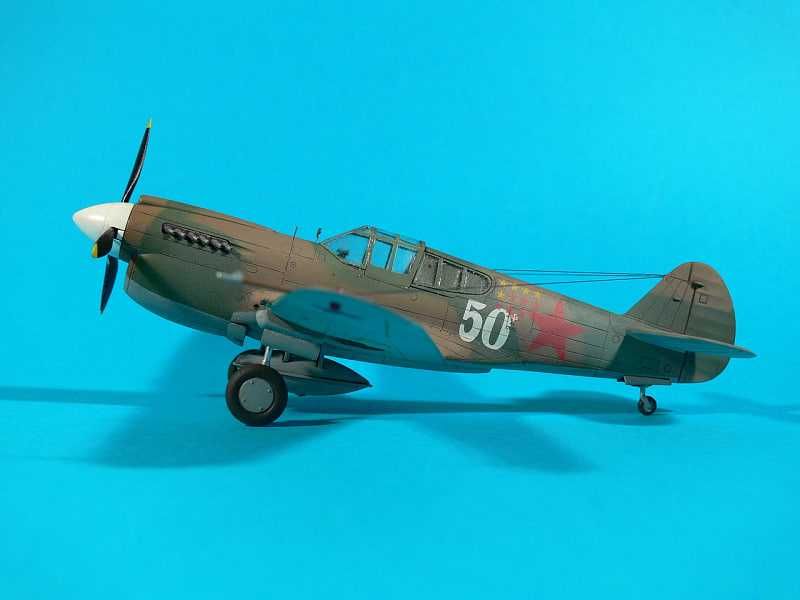 Сборная модель самолета P-40 E Киттихаук (Моделист и Academy, 1:72)