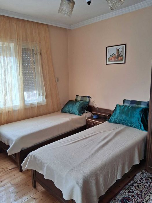 Продава етажи от къща в гр. Баня