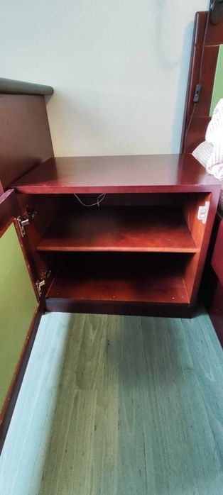 Стилна спалня с чекмеджета за съхранение + нощни шкафчета