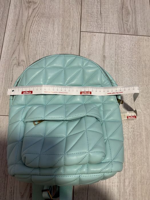 Раница с метална златиста дръжка