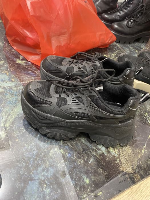 Кроссовки черные с большими подошвами