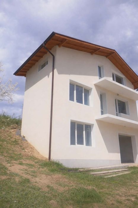 Продавам масивна къща в село Искрец