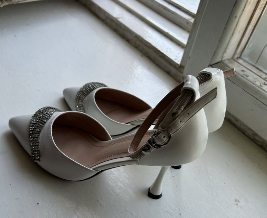 Нарядные, красивые, белые туфли