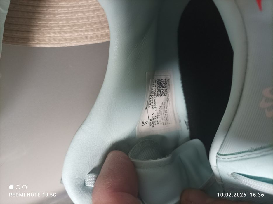 Продават се футболни обувки