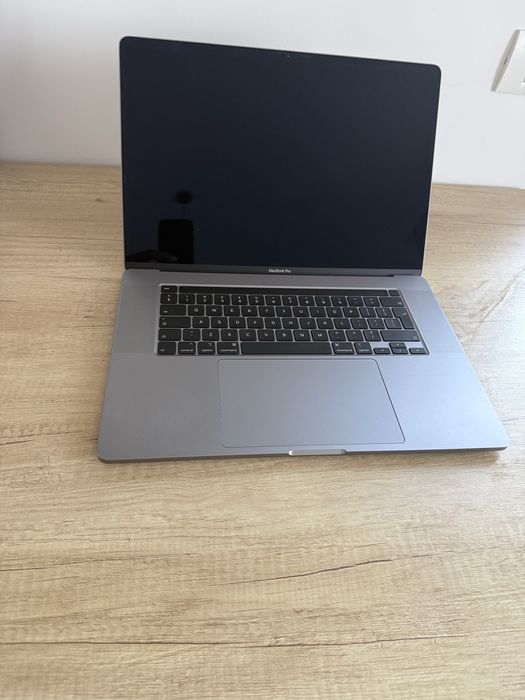 Macbook Pro, 16 inch, utilizat 3 luni
