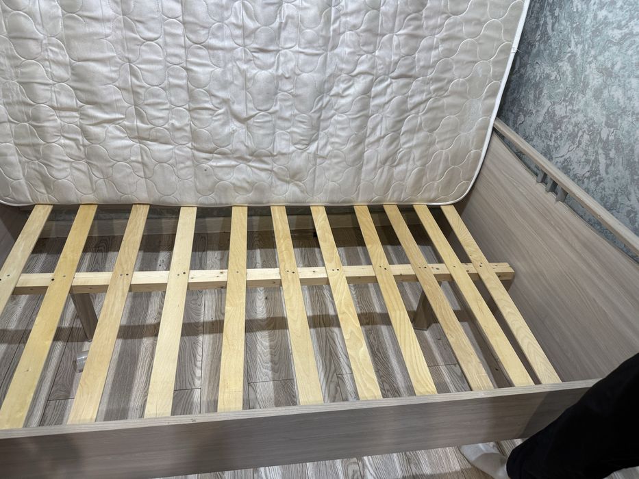 Продам кровать с матрасом