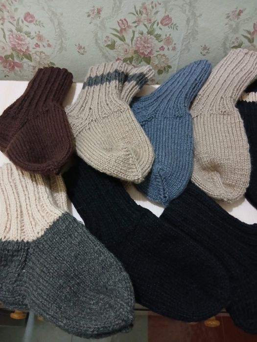 Разные носки вязанные