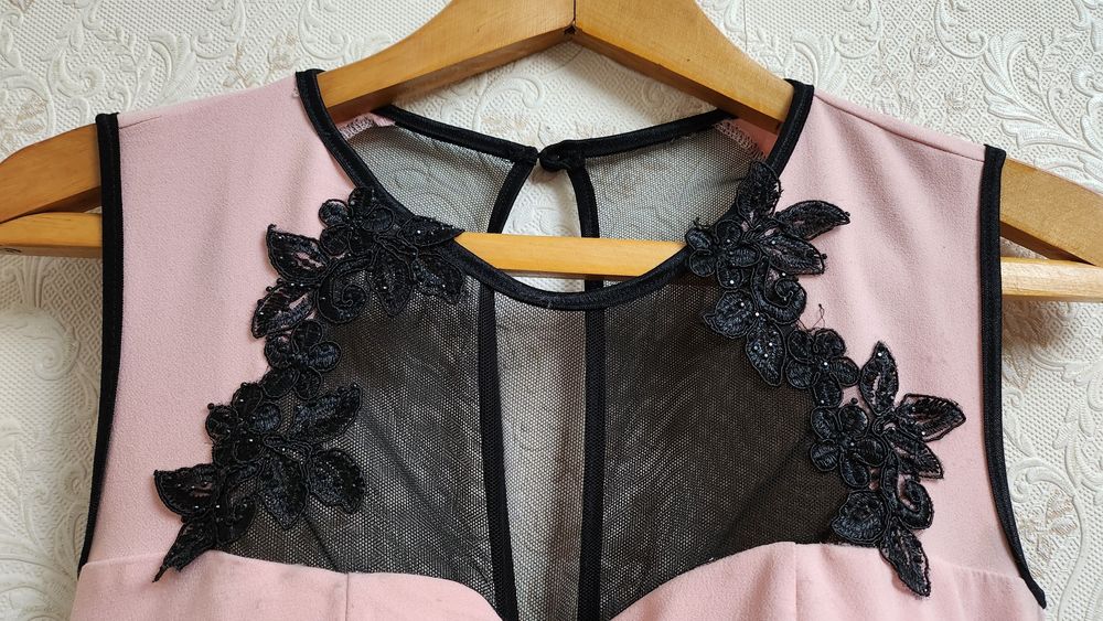 Нежно-розовое платье