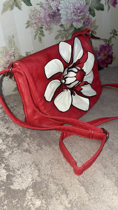 Червена чанта от естествена кожа