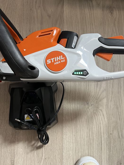 Foarfeca pentru gard viu Stihl HSA 40 cu ac. si inc-Noua