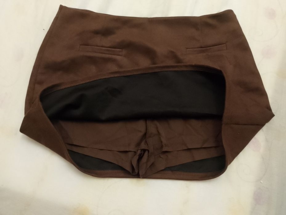 Дамска къса пола.