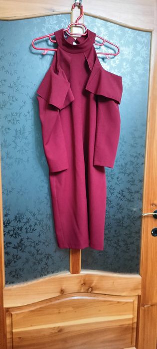 Rochie cu umerii goi