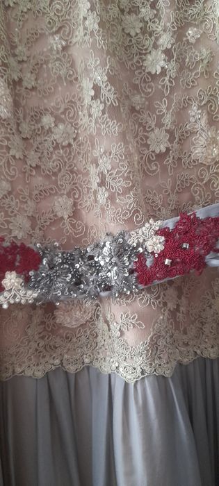 Rochie de ocazie deosenita din materiale de inalta calitate.