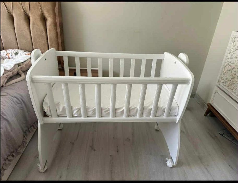 Бебешка люлееща кошара с колелца | Бяла | Отлично състояние.