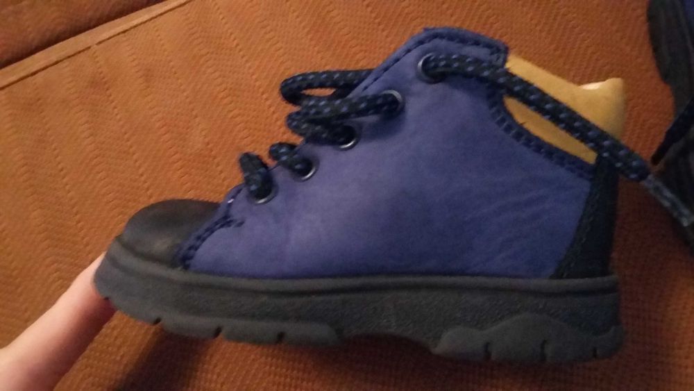 Vand ghetute de piele ce au interiorul de 11 cm - marime 18