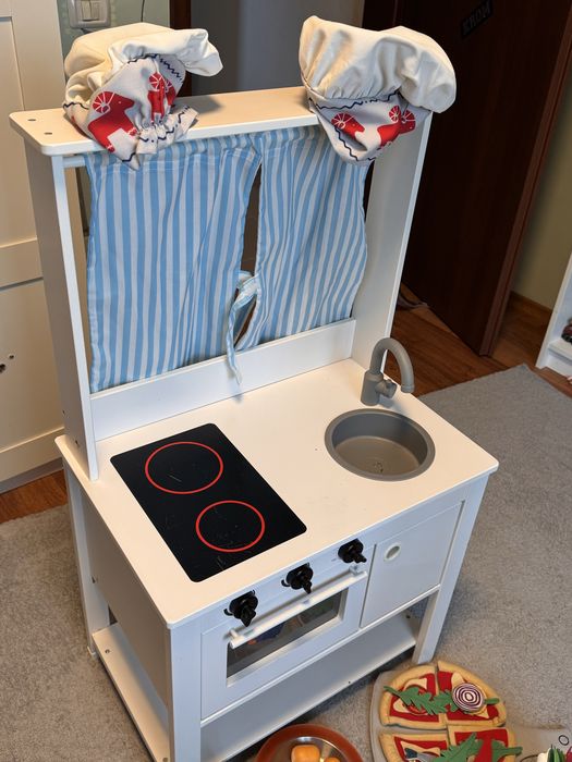 Vand Bucatarie de jucarie cu teatru si tabla de scris plus accesorii IKEA